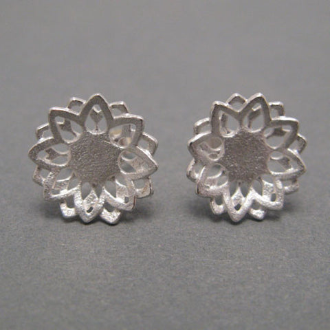 Snowdaisy Earrings